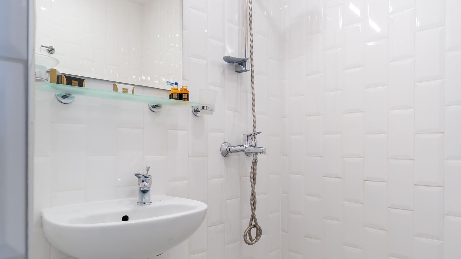 rooms-single-standard-room-with-balcony