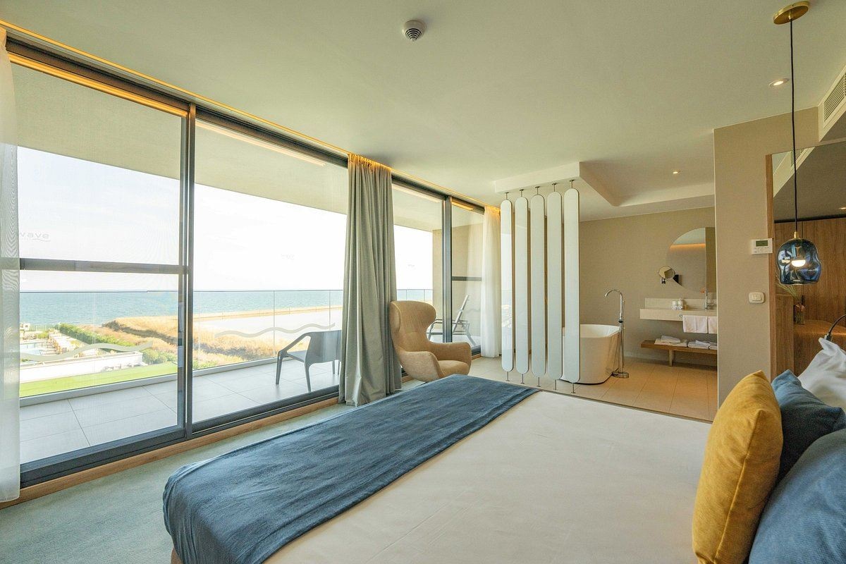 rooms-signature-room-seafront-balcony