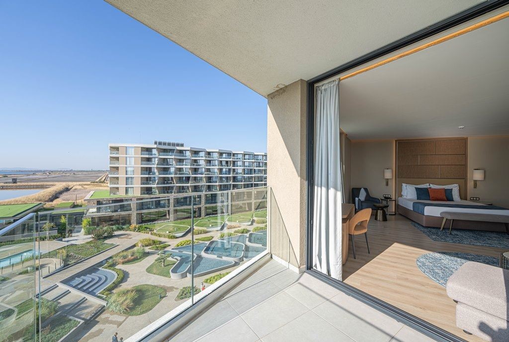 rooms-corner-juniorsuite-seaview-balcony-or-terrace