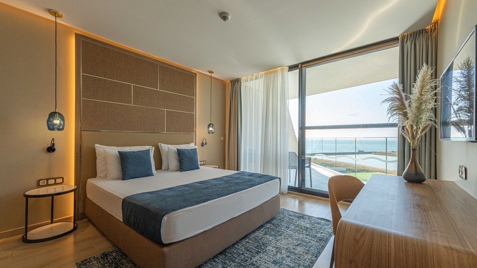 rooms-standard-family-room--lateral-seavew-balcony