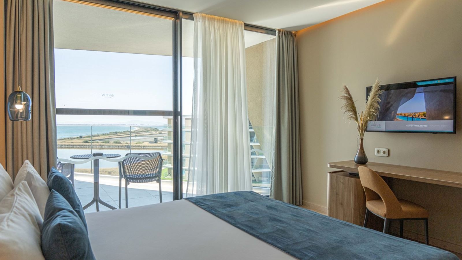 rooms-standard-family-room--lateral-seavew-balcony