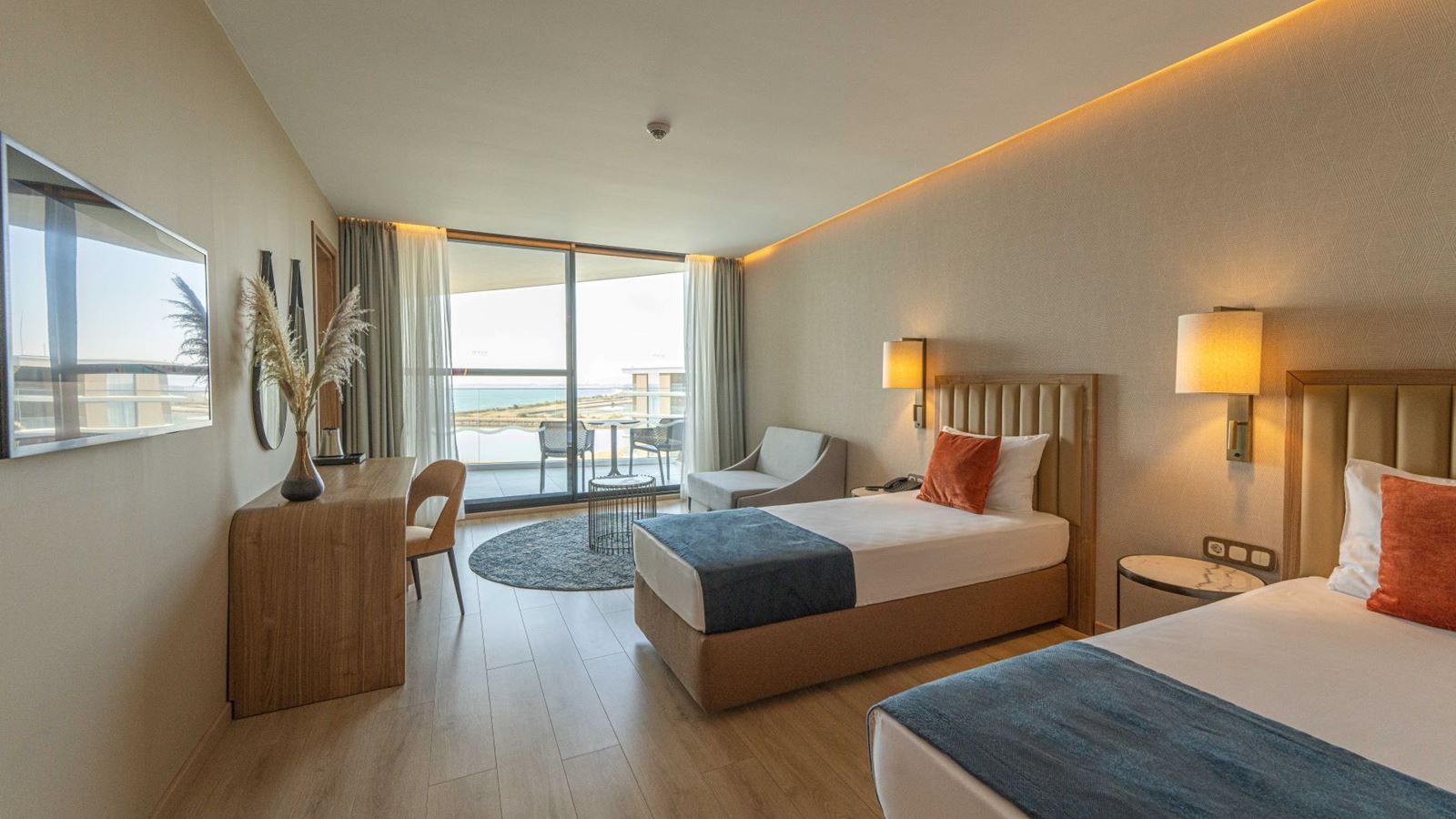 rooms-standard-family-room--lateral-seavew-balcony