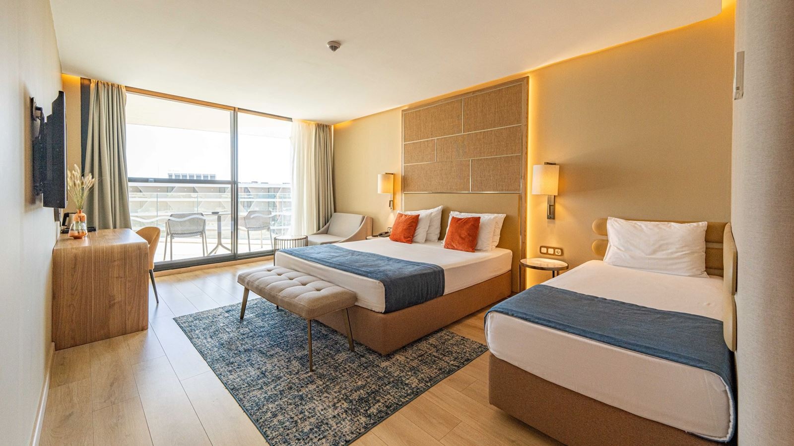 rooms-superior-room--balcony-