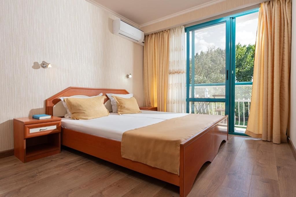 rooms-family-room--street-view