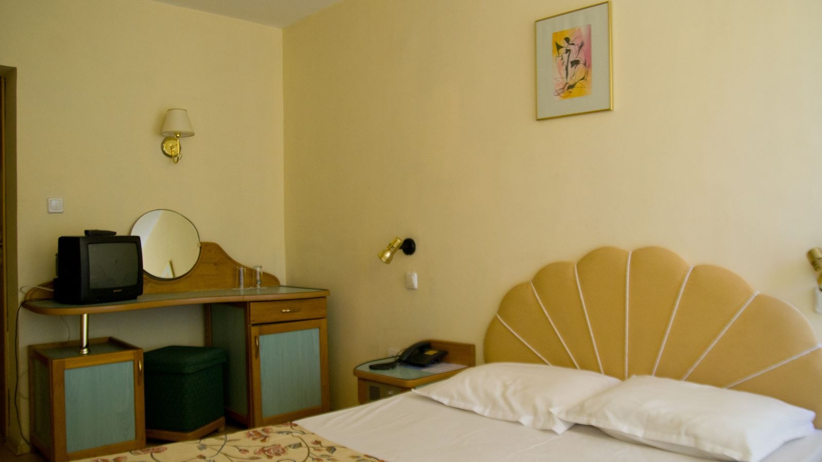 rooms-standard-familyroom-balcony