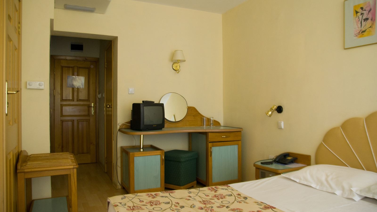 rooms-standard-familyroom-balcony