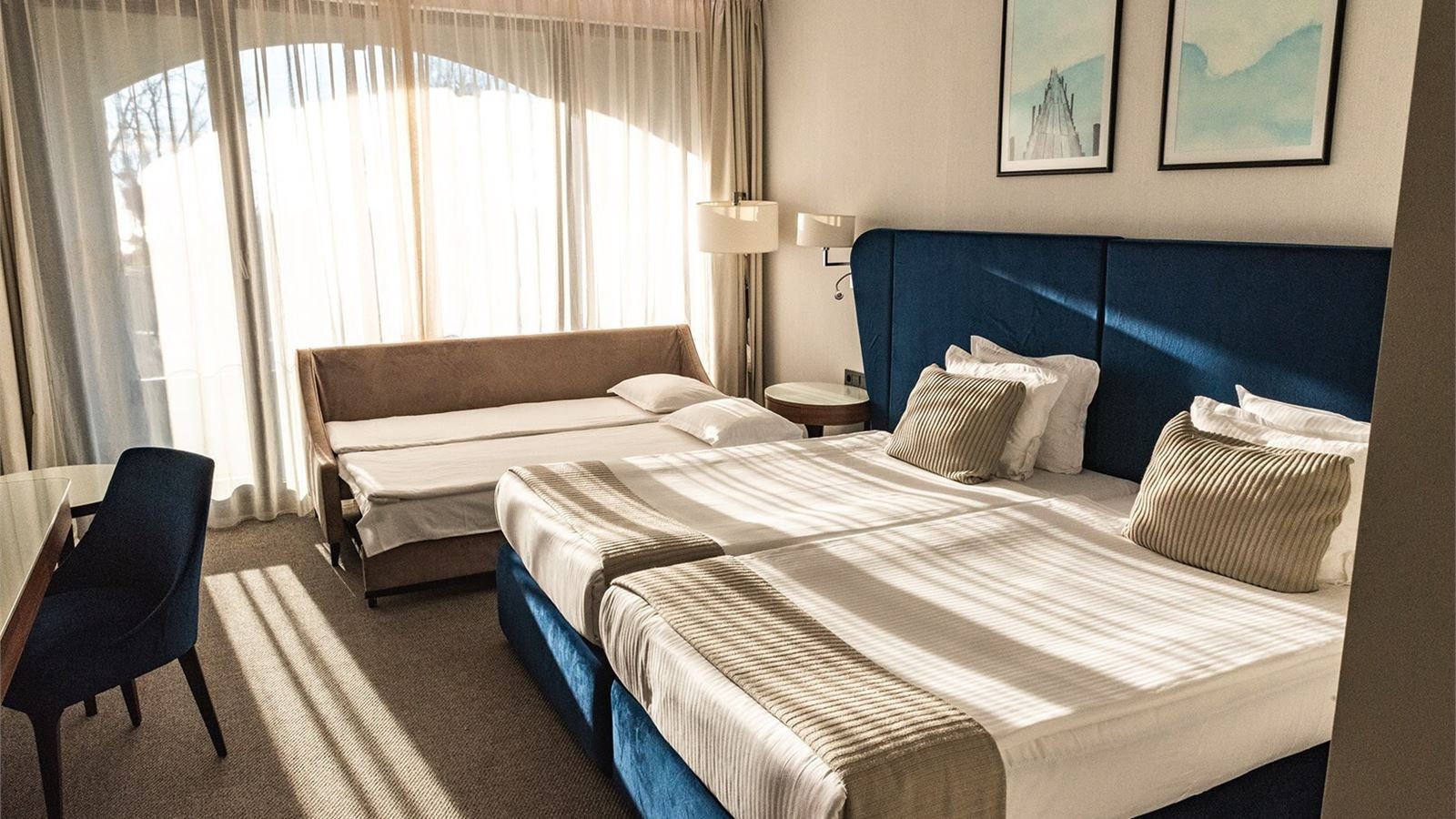 rooms-standard-familyroom-balcony-or-terrace