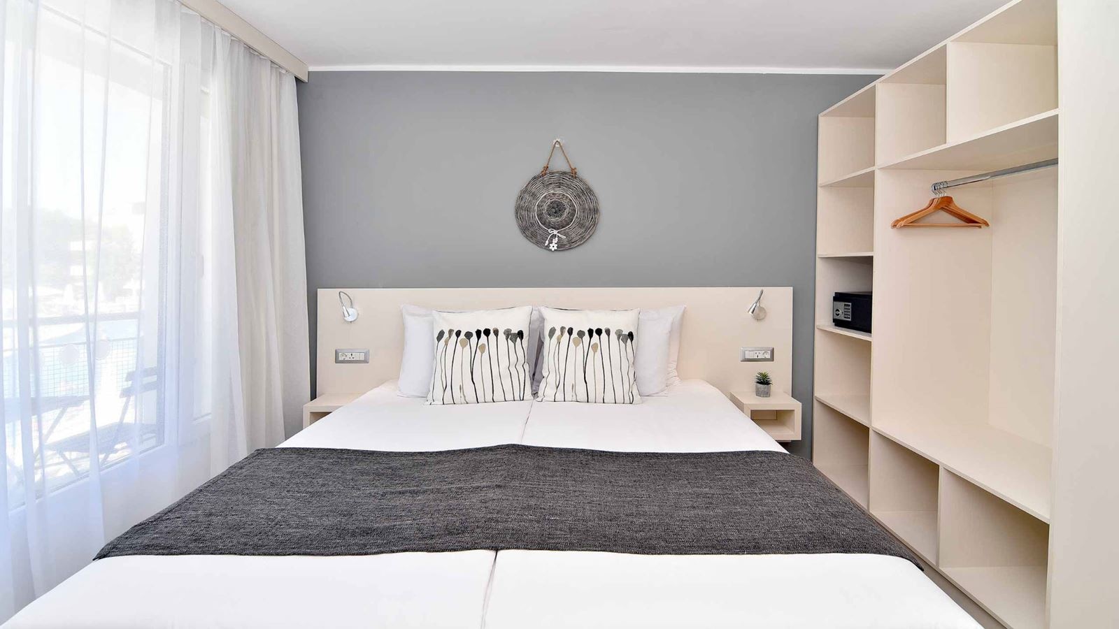 rooms-standard-familyroom-balcony