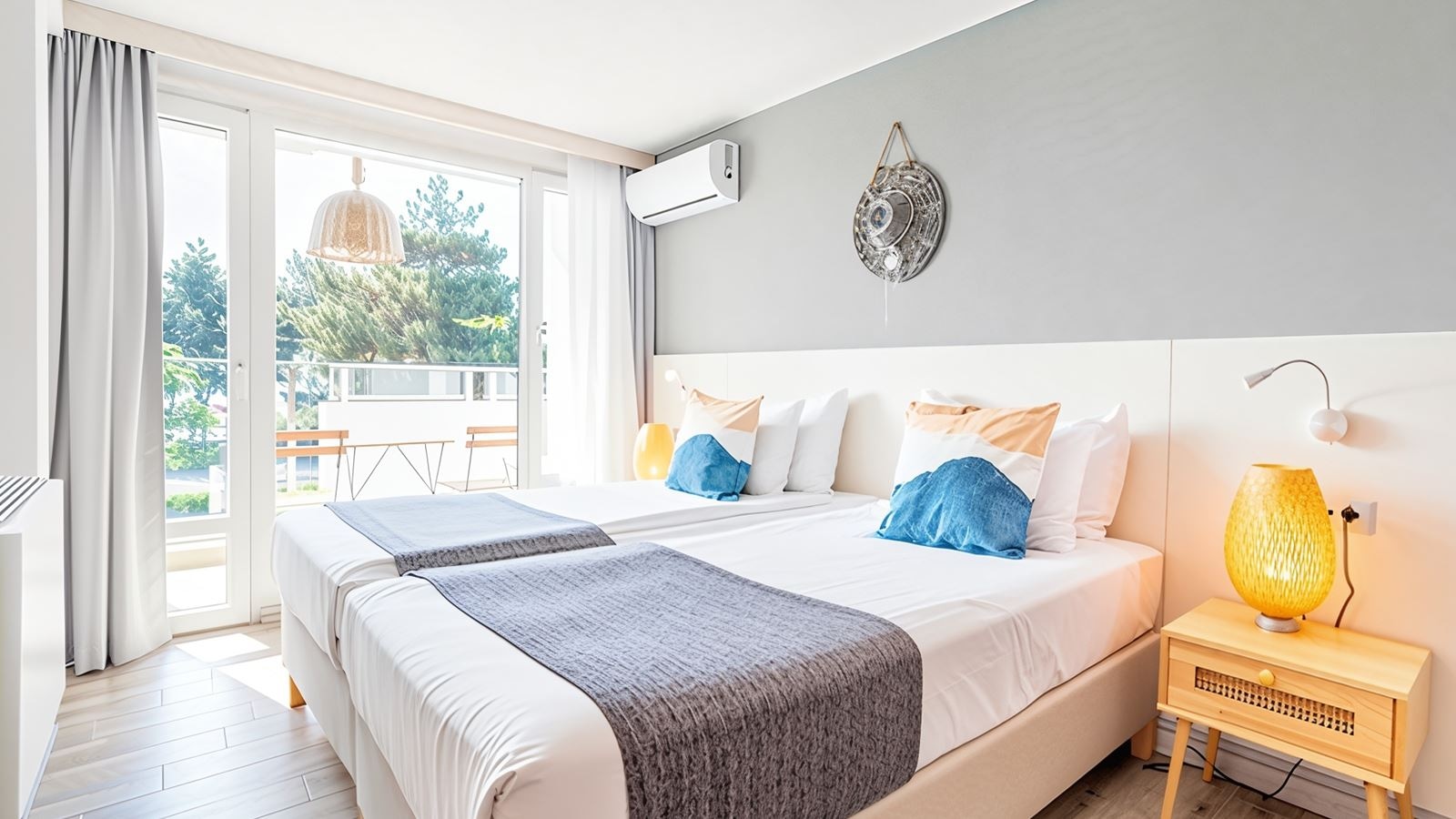 rooms-twin-superior-room-balcony