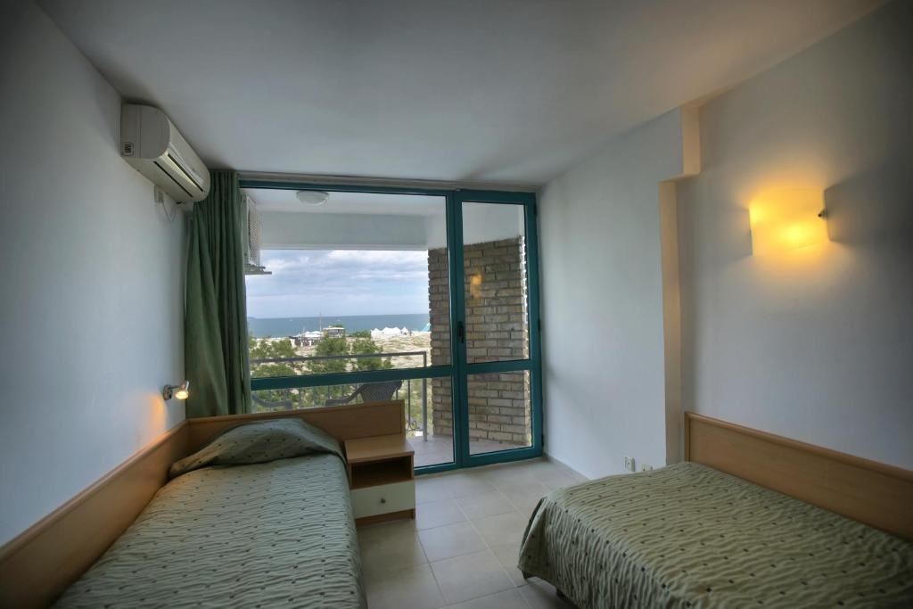 rooms-standard-apartment-balcony