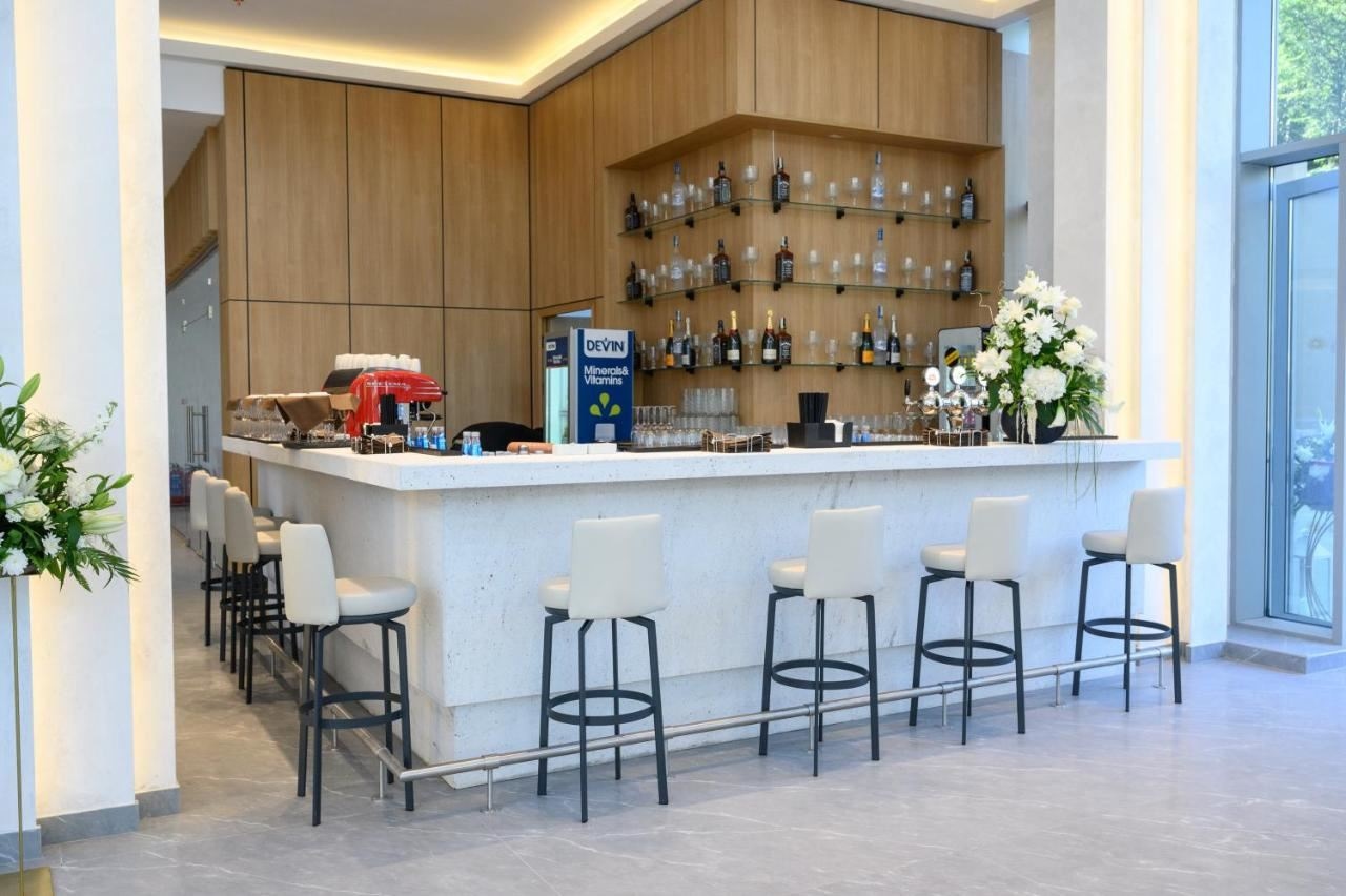 bars-lobby-bar--summer-terrace