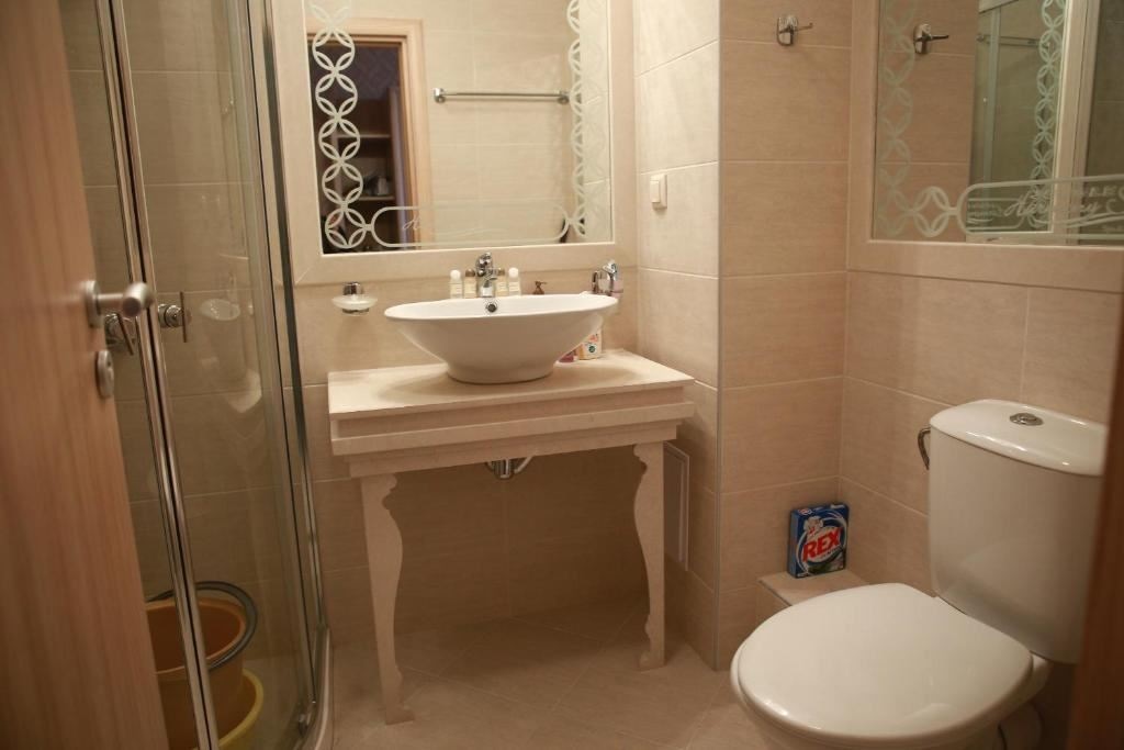 rooms-1-bedroom-deluxe-apartment-balcony