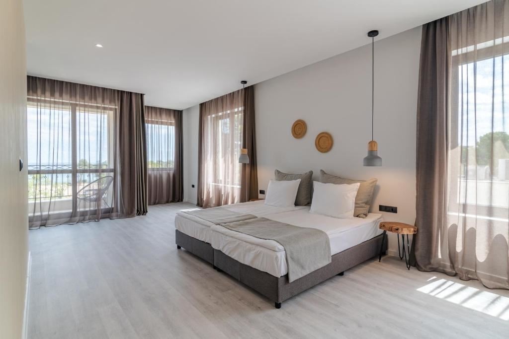 rooms-standard-apartment-balcony