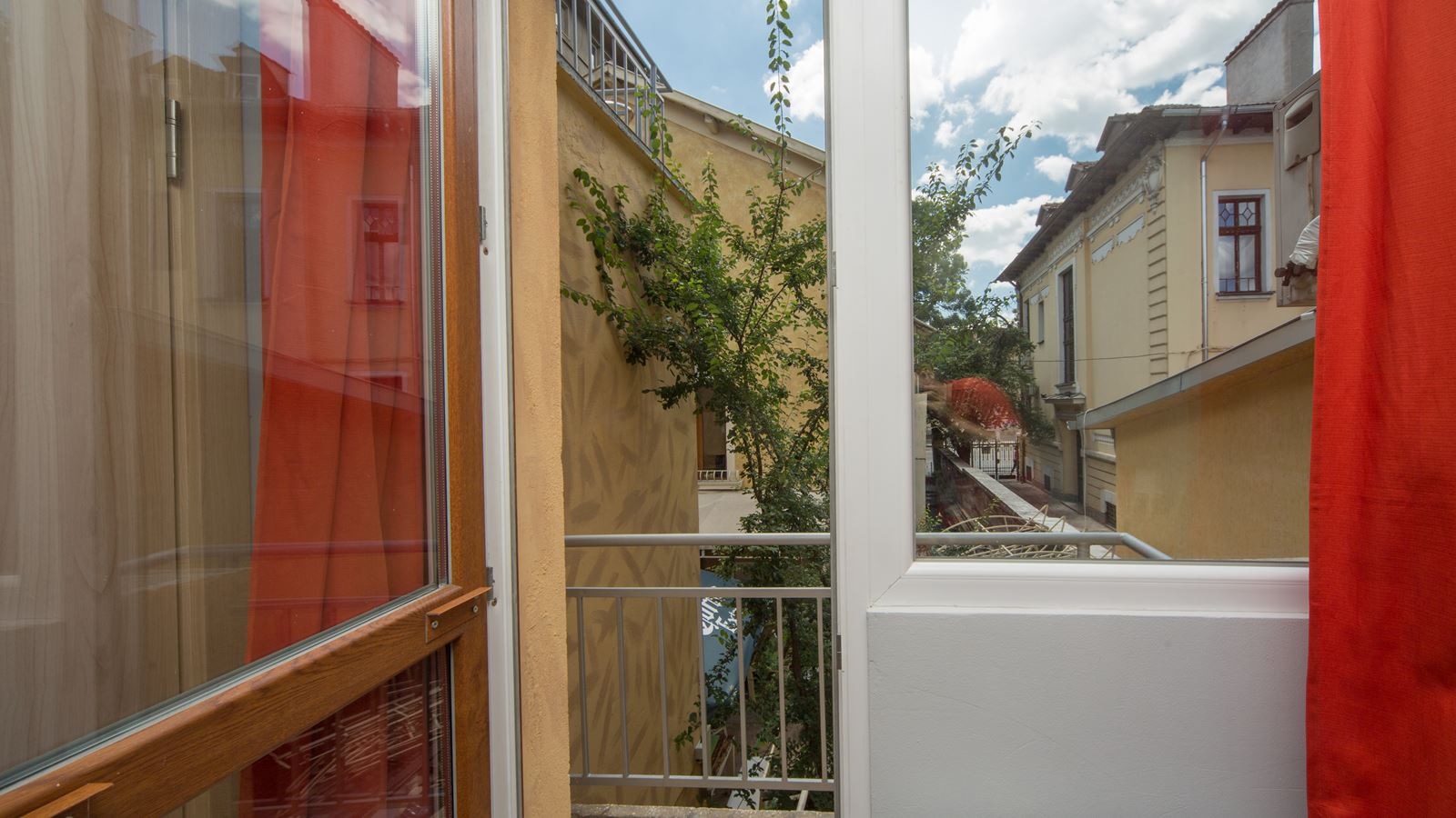 rooms-studio-with-shared-bathroom