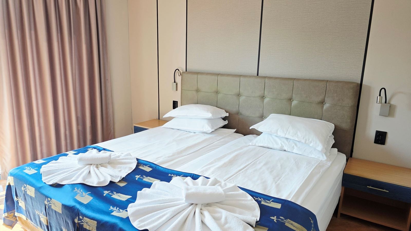 rooms-doubletwin-standard-room-seaview-balcony-or-terrace