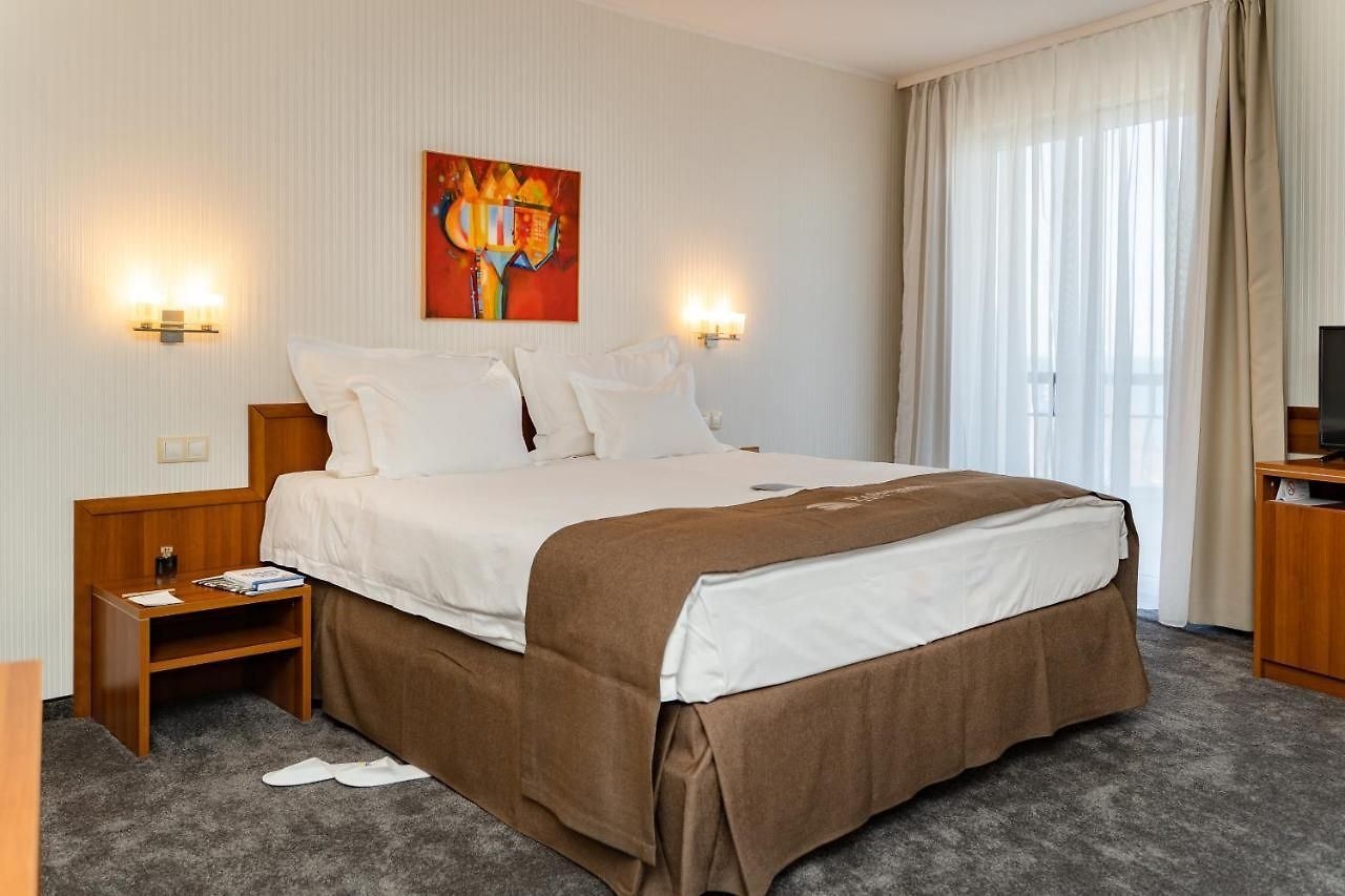 rooms-double-deluxe-room-cityview