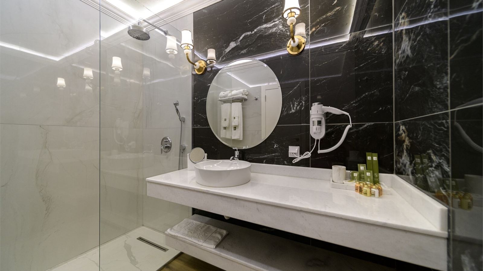 rooms-deluxe-villa-balcony-or-terrace