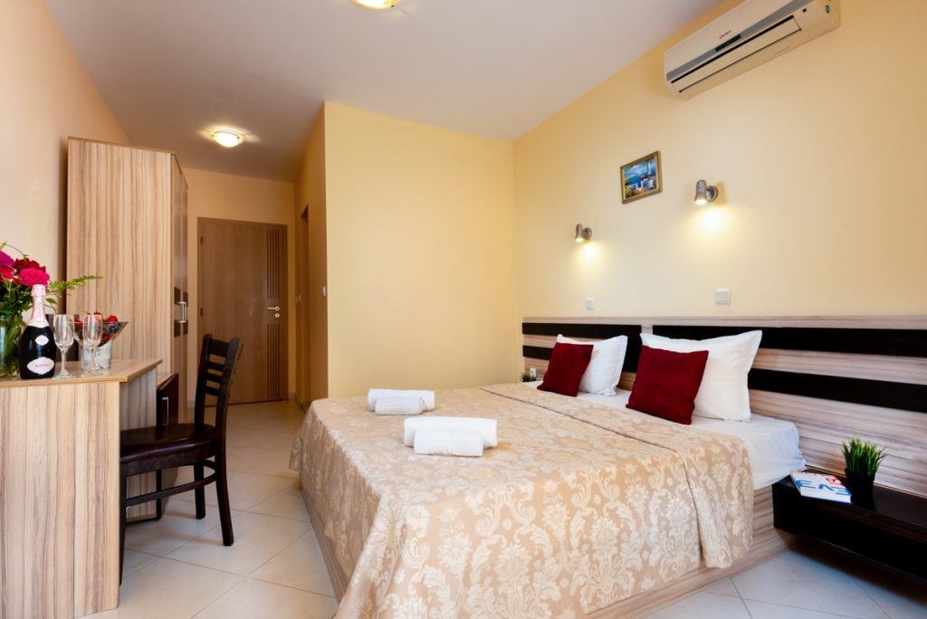 rooms-double-standard-room-balcony-economy