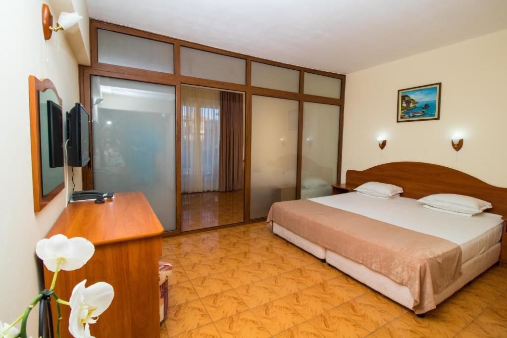 rooms-twin-standard-studio-lateralseaview