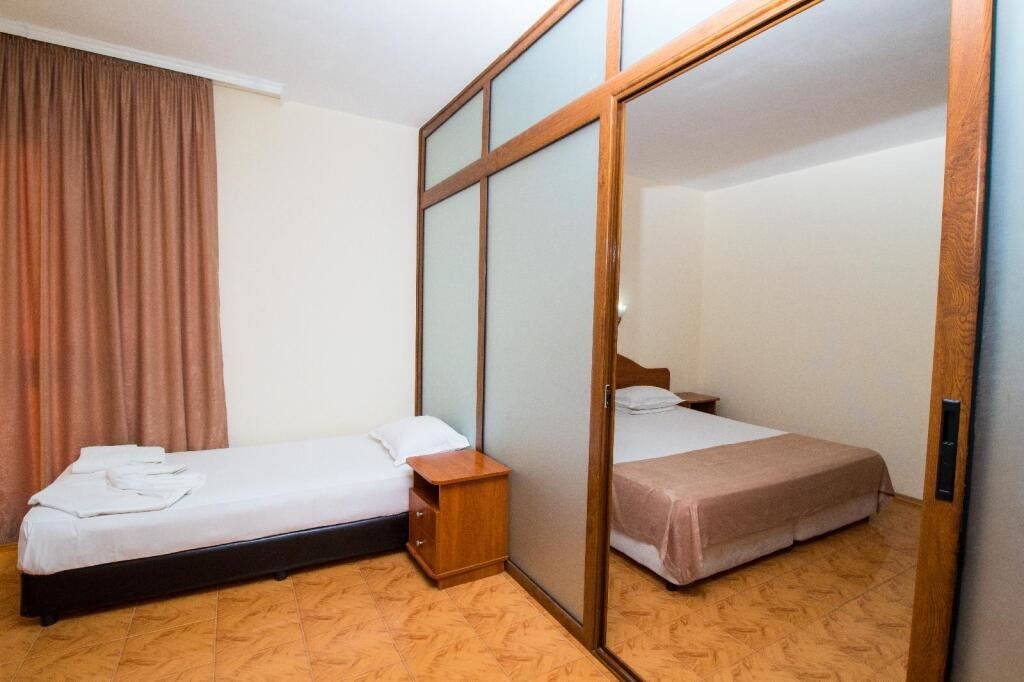 rooms-twin-standard-studio-lateralseaview