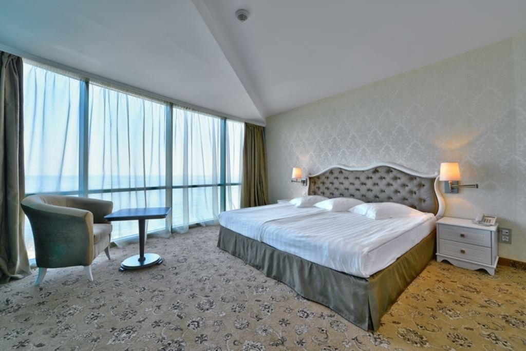 rooms-standard-room-lateralseaview-balcony