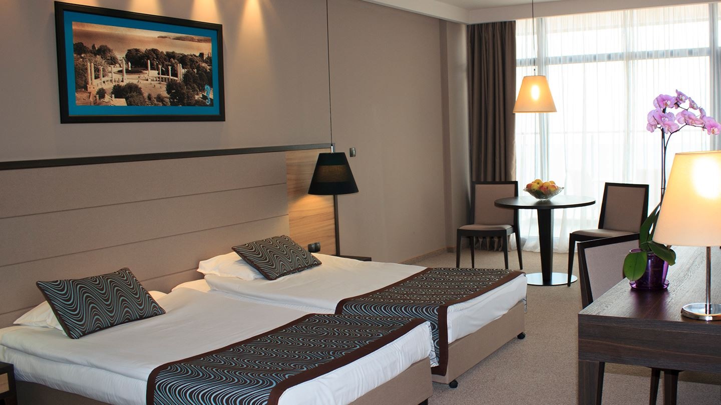 rooms-twin-standard-familyroom-balcony