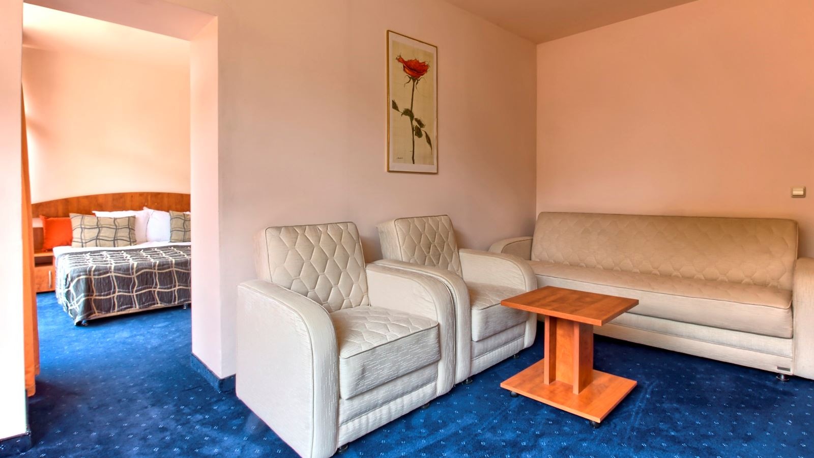 rooms-standard-familyroom-gardenview-balcony