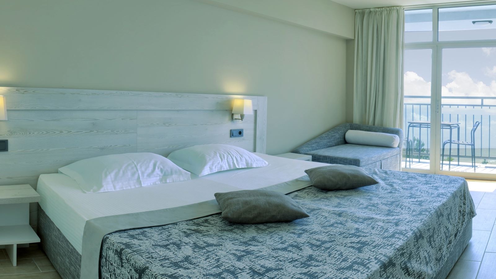 rooms-superior-room-seaview-balcony