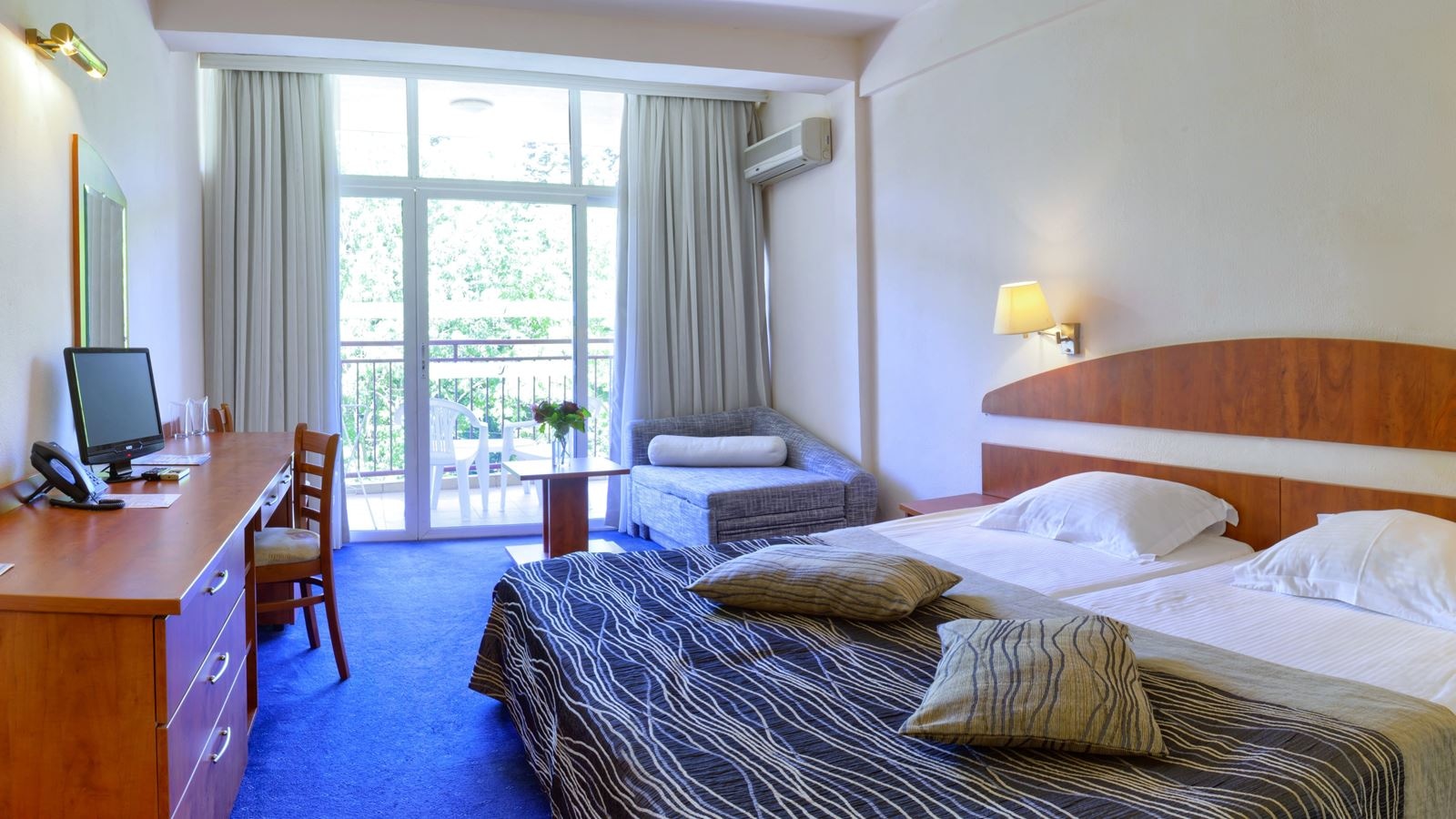 rooms-twin-standard-room-gardenview-balcony