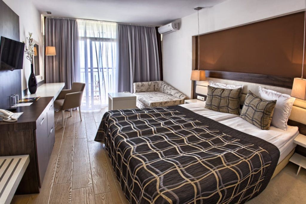 rooms-deluxe-room-sea-view-balcony