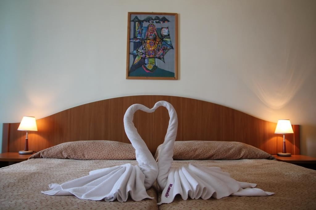 rooms-standard-room-lateralseaview-balcony-or-terrace