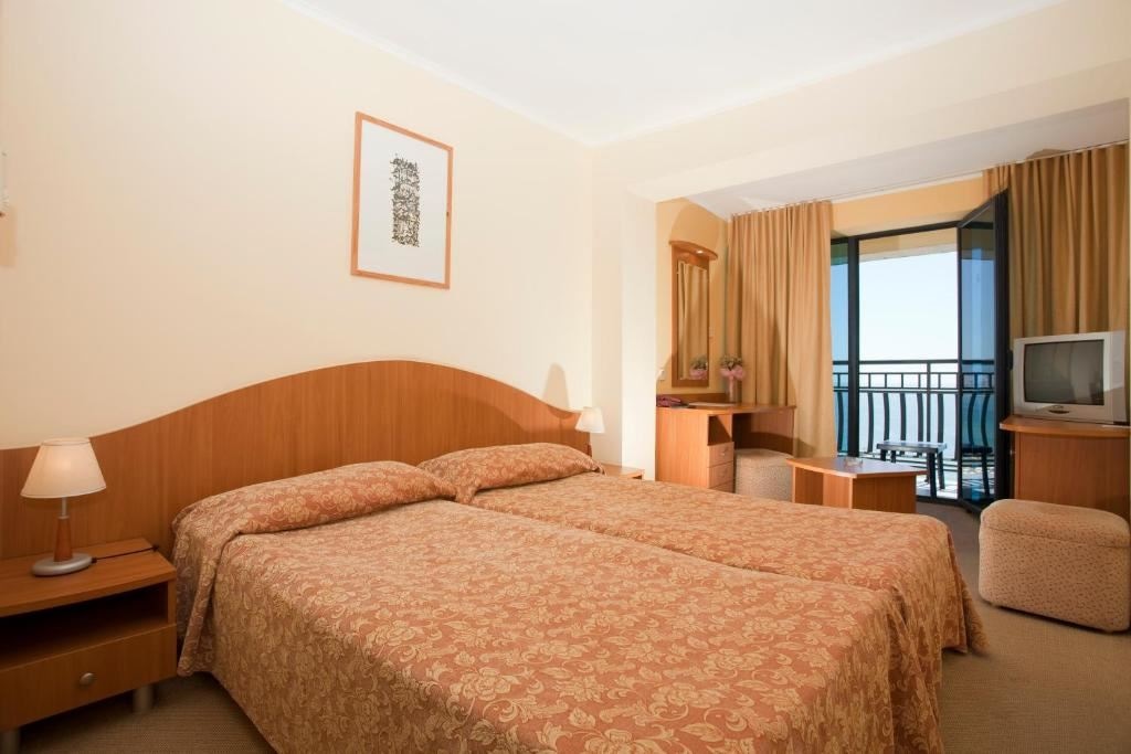 rooms-standard-room-lateralseaview-balcony-or-terrace