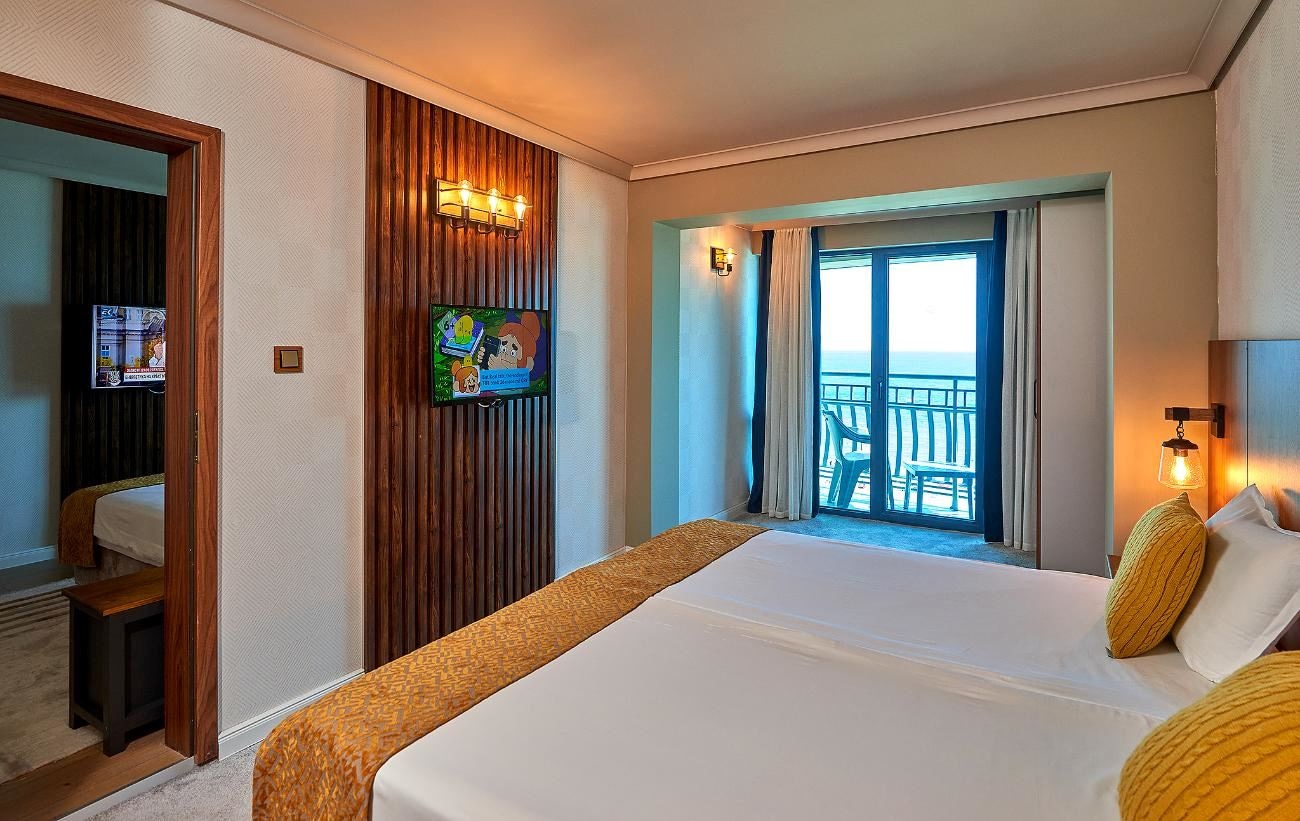 rooms-family-room-balcony-or-terrace