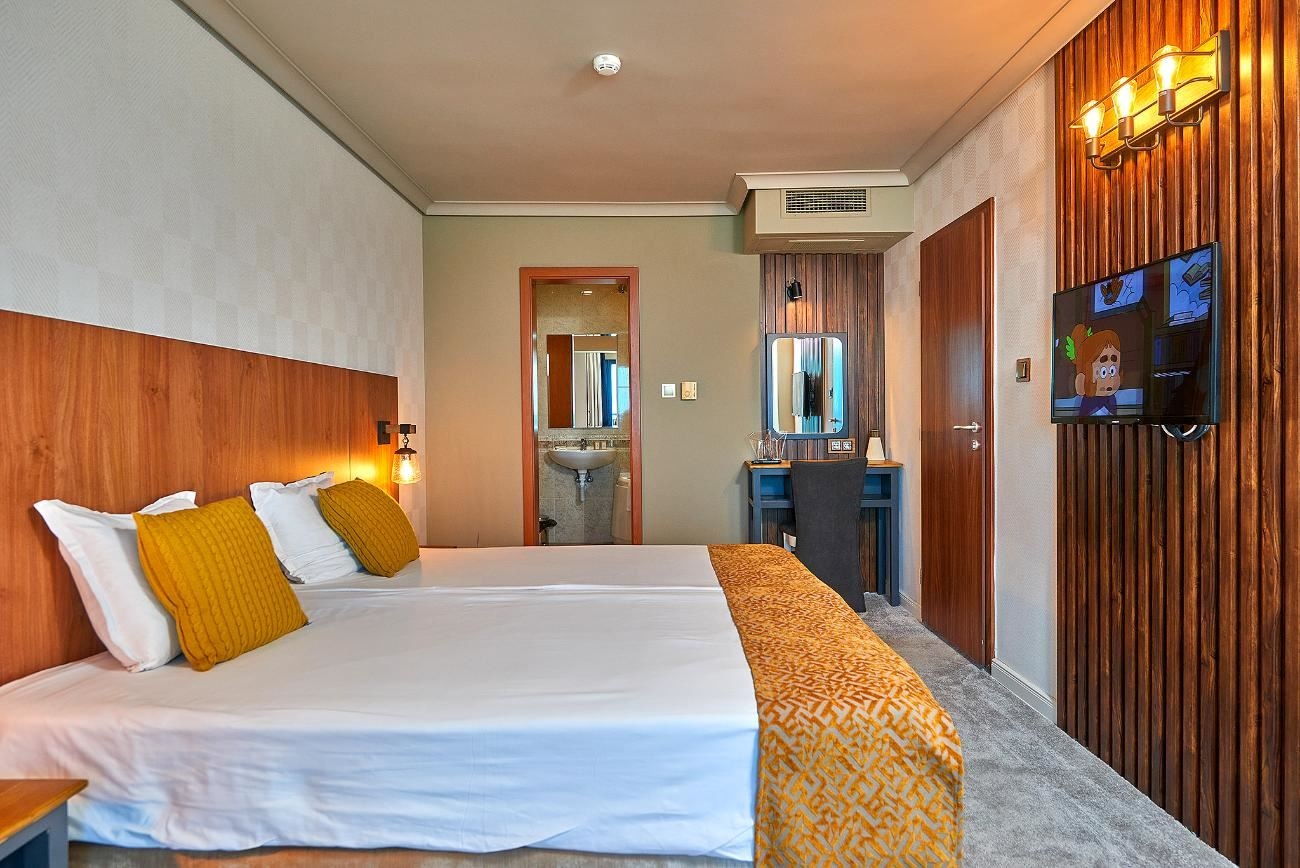 rooms-family-room-balcony-or-terrace