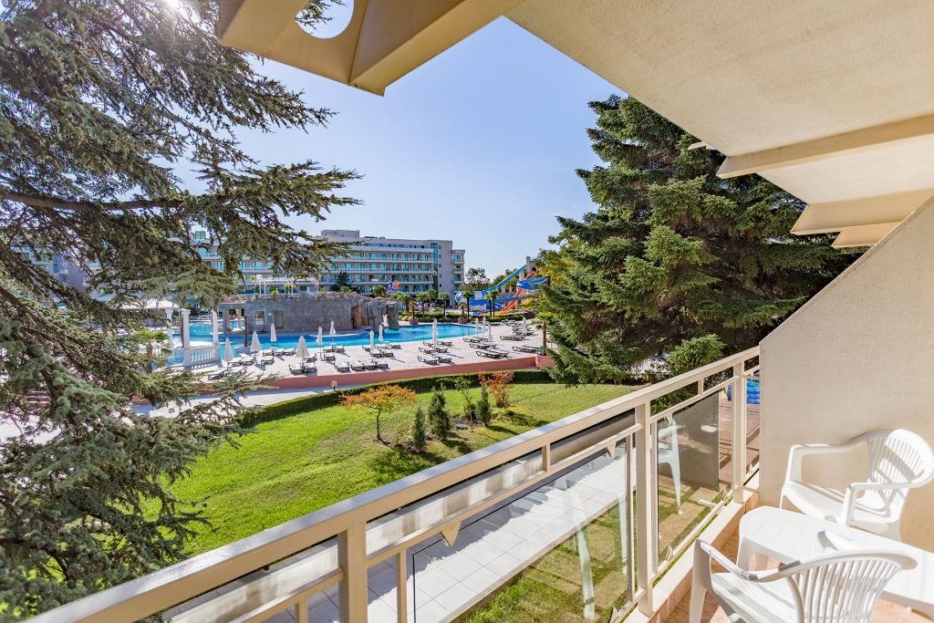 rooms-doubletwin-pool-view