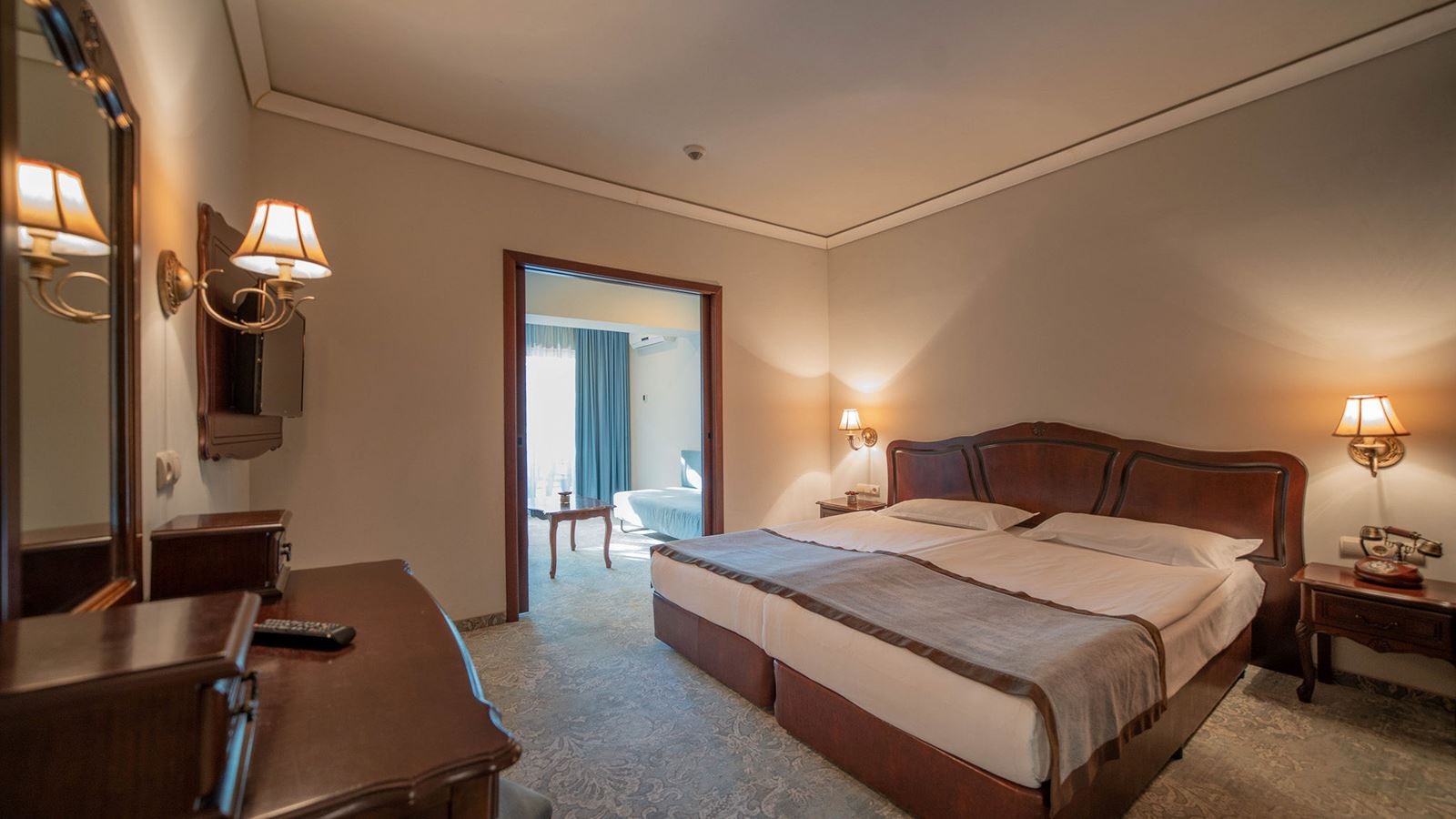 rooms-family-room--connecting-door