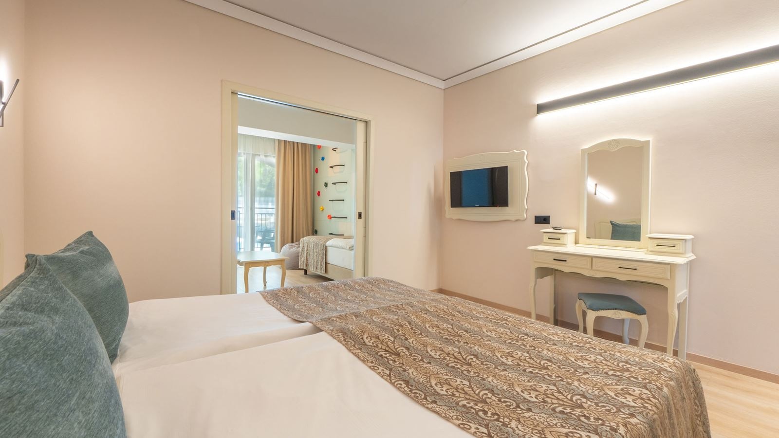 rooms-family-room--connecting-door