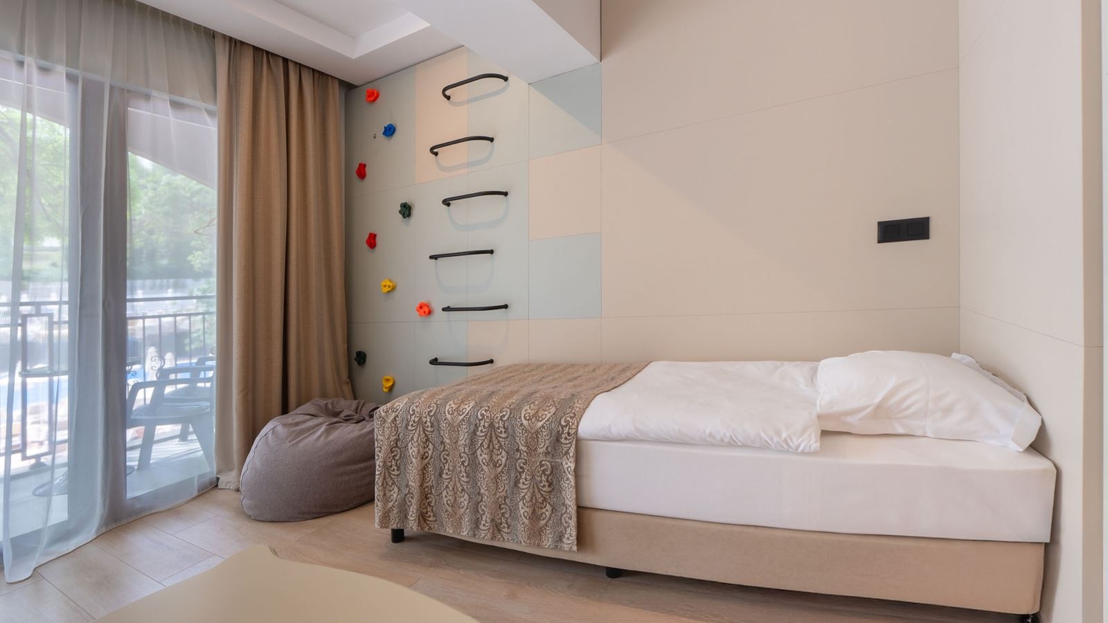 rooms-family-room--connecting-door