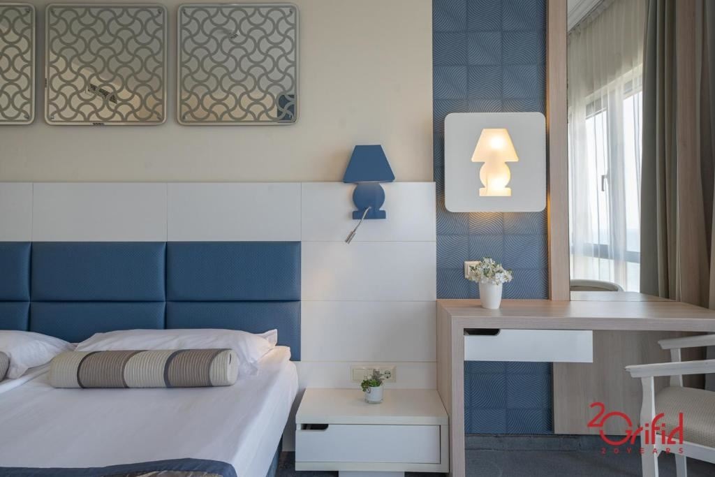 rooms-standard-family-room-sea-view-balcony