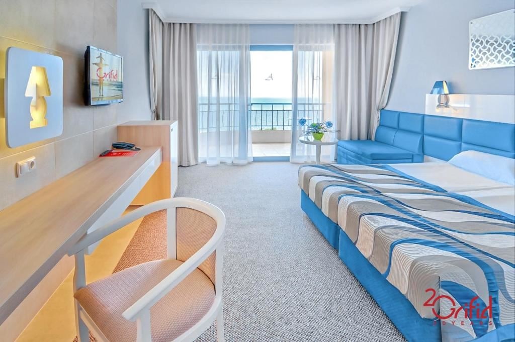 rooms-twin-deluxe-room-sea-view-balcony