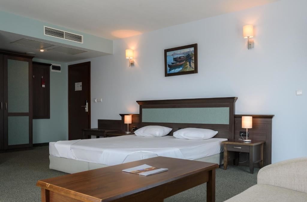 rooms-standard-familyroom-balcony