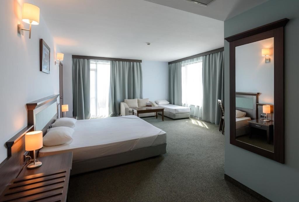 rooms-standard-familyroom-balcony