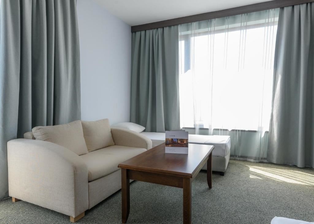 rooms-standard-familyroom-balcony