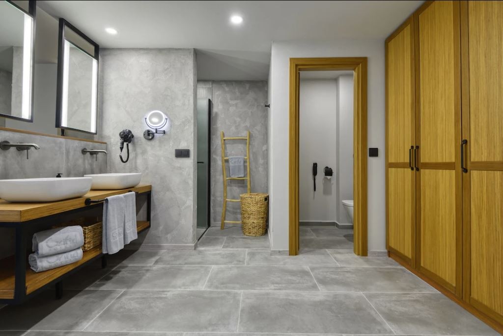 rooms-family-room-side-sea-view