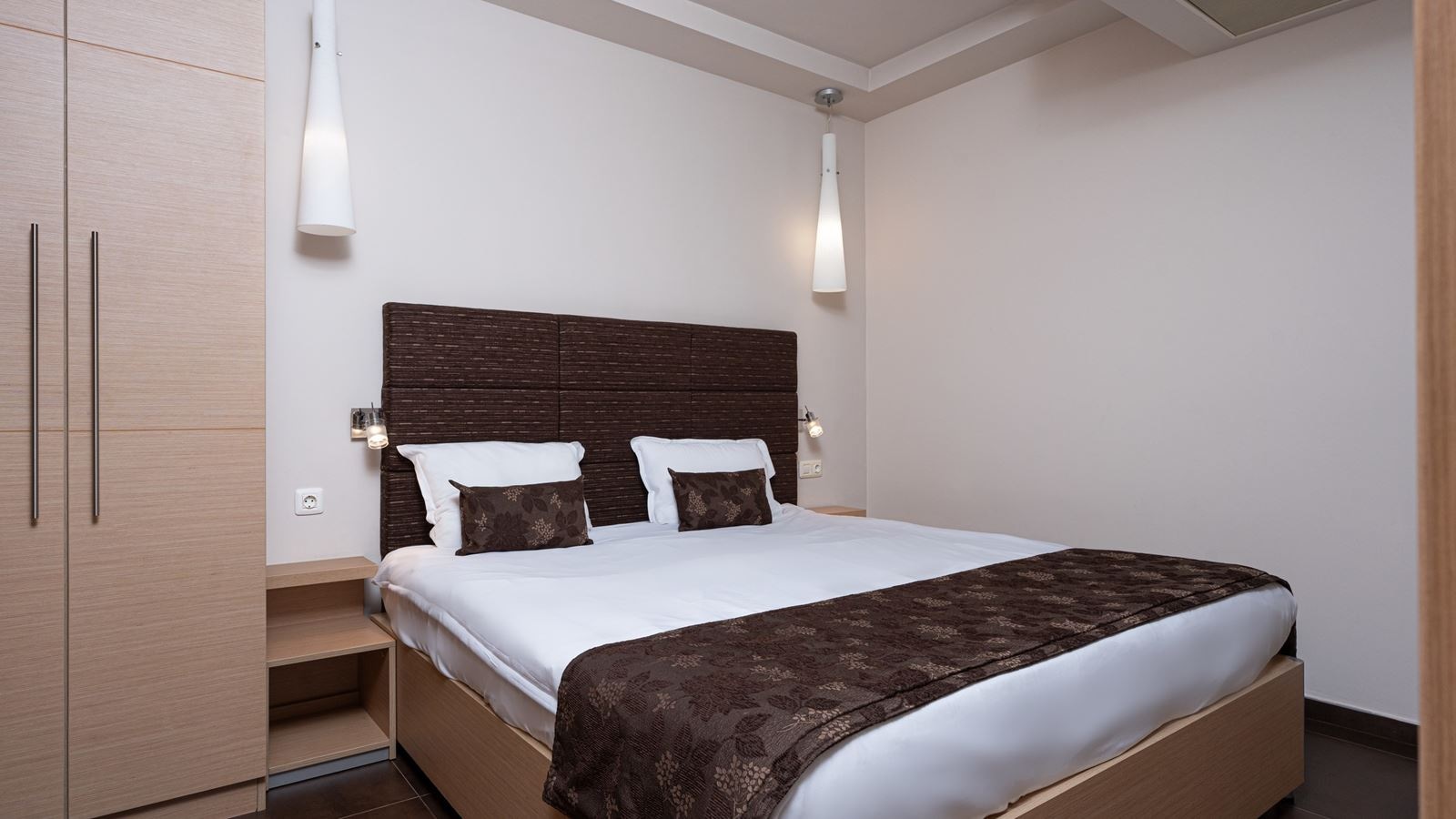 rooms-2-bedroom-standard-apartment-balcony