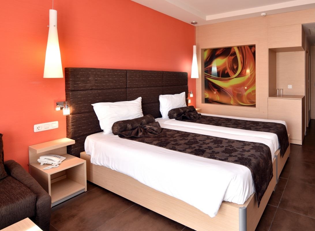 rooms-single-wchild-standard-room-gardenview-balcony