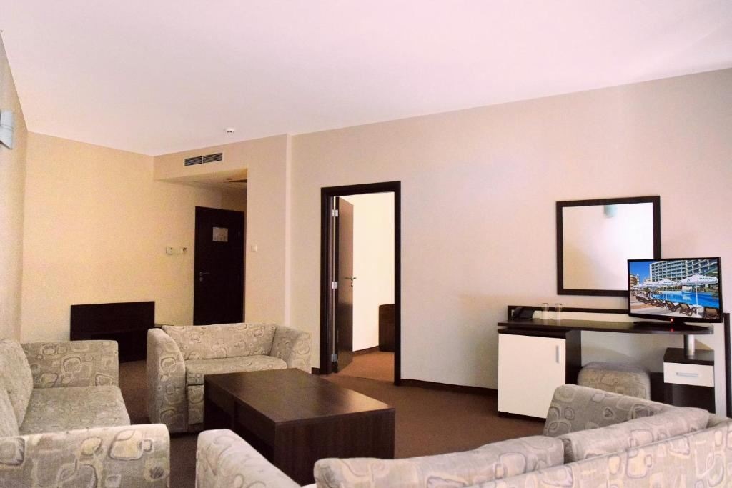 rooms-1-bedroom-standard-apartment-balcony