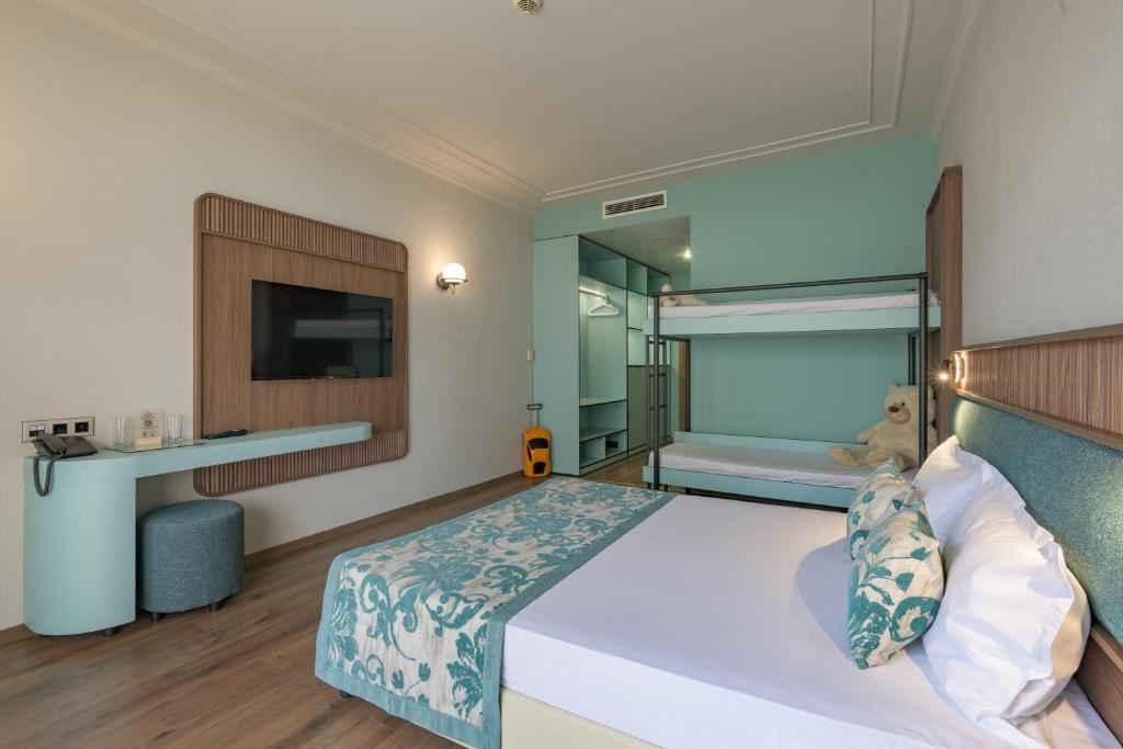 rooms-bunkbed-deluxe-familyroom-balcony
