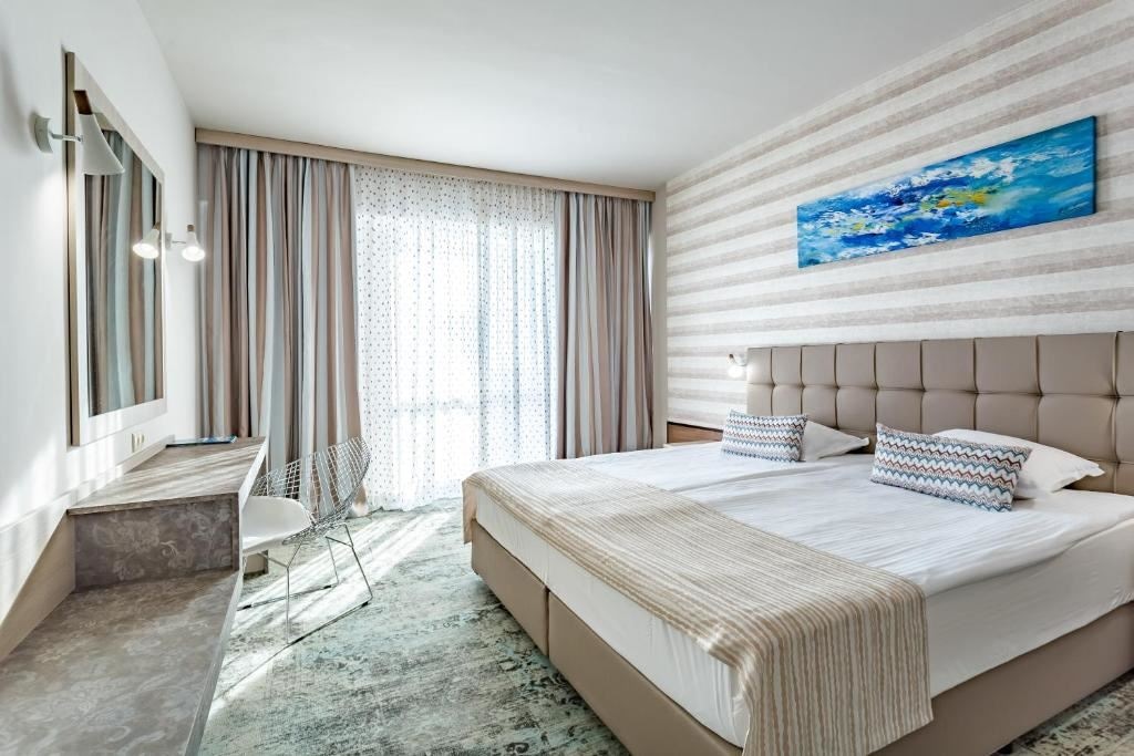 rooms-1-bedroom-deluxe-apartment-balcony-or-terrace