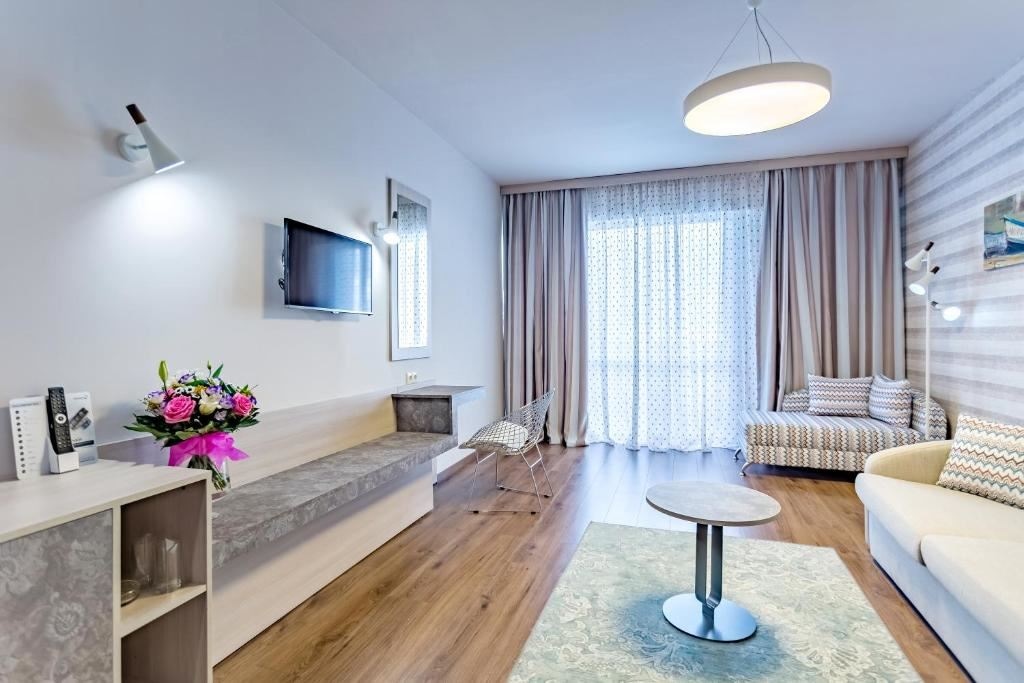 rooms-1-bedroom-deluxe-apartment-balcony-or-terrace